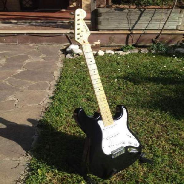 Fender stratocaster replica, s.e. eric clapton "blackie". Fender stratocaster replica, s.e. eric clapton "blackie".