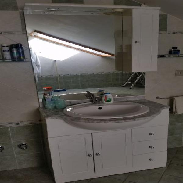 Mobiletto bagno con marmetto miscelatore e faretti Mobiletto bagno con marmetto miscelatore e faretti