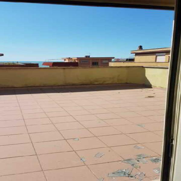 Trilocale attico fronte mare con grande terrazzo Trilocale attico fronte mare con grande terrazzo