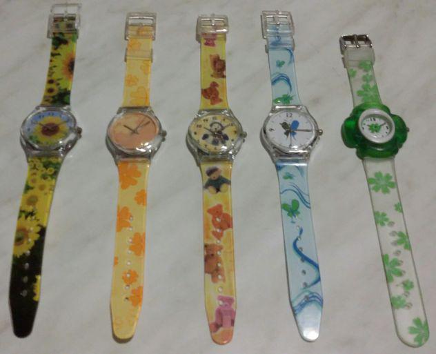 Stock di 5 orologi da polso movimento a quarzo nuovi con Stock di 5 orologi da polso movimento a quarzo nuovi con