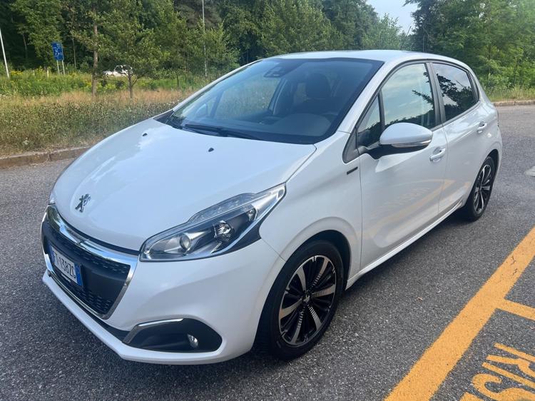 Peugeot 208 puretech 82 stopb'&'start 5 porte signature Peugeot 208 puretech 82 stopb'&'start 5 porte signature