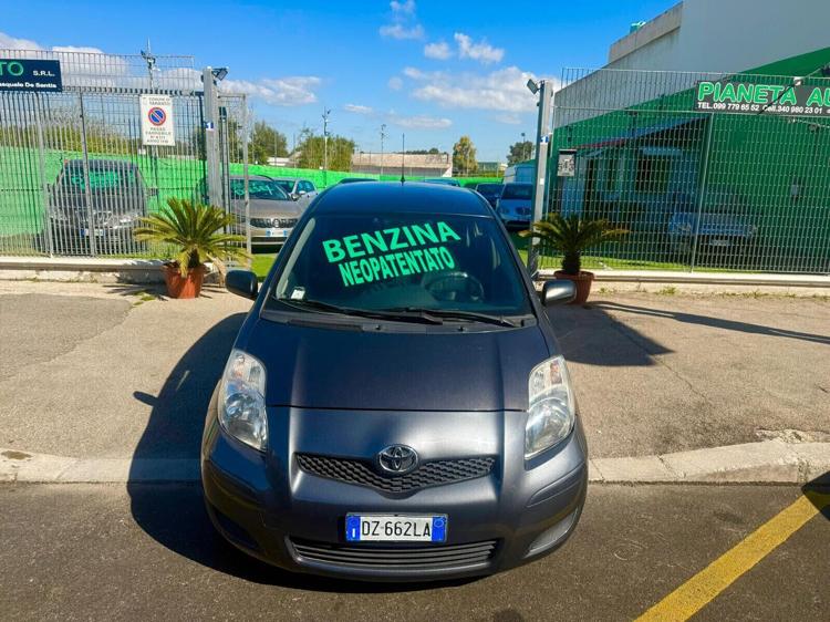Toyota yaris 1.0 benzina - 5 porte - neopatentato Toyota yaris 1.0 benzina - 5 porte - neopatentato
